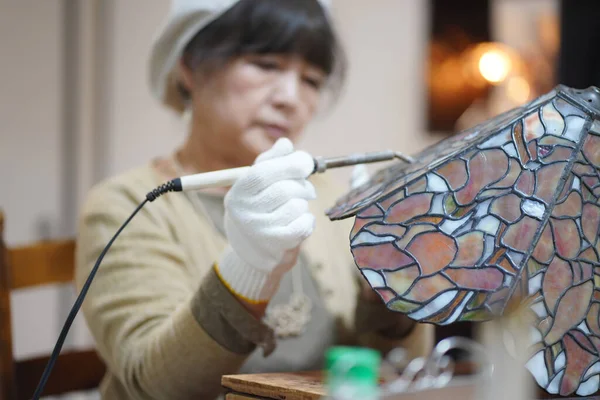 Старшая Японка Создала Красивую Стеклянную Лампу Паяльником — стоковое фото