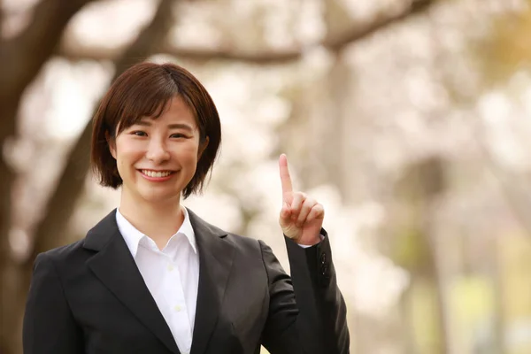 Portrait Asian Businesswoman Pointing Park — Stock Photo, Image