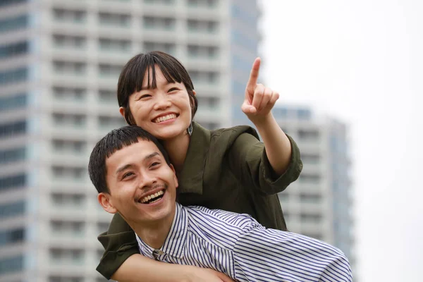 幸せなアジアのカップルが新しいアパートを選ぶ — ストック写真