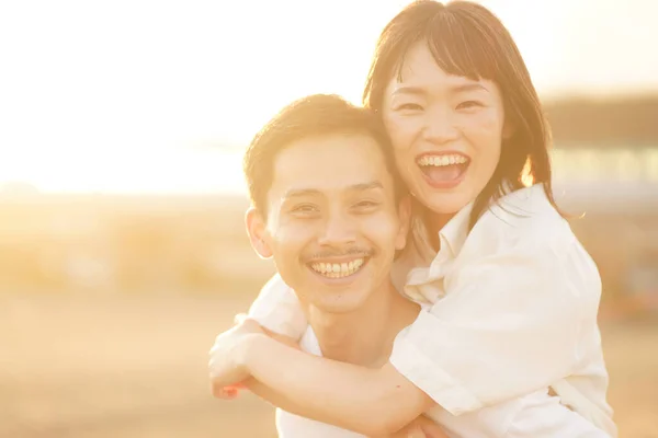 夏に抱きかかえる愛のカップル幸せのコンセプト — ストック写真