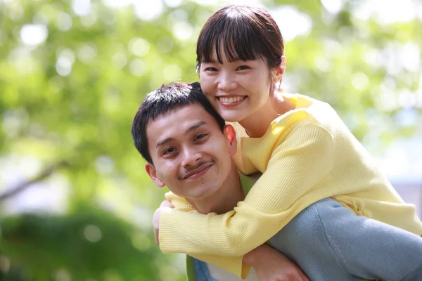 Jeune Couple Asiatique Relaxant Dans Parc Été — Photo