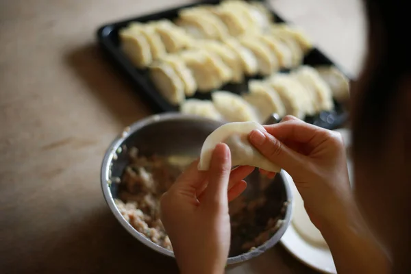 餃子を作るプロセスを閉じる — ストック写真