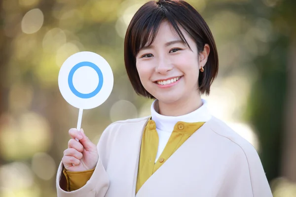 Schöne Asiatische Frau Mit Rundem Blauem Zeichen — Stockfoto