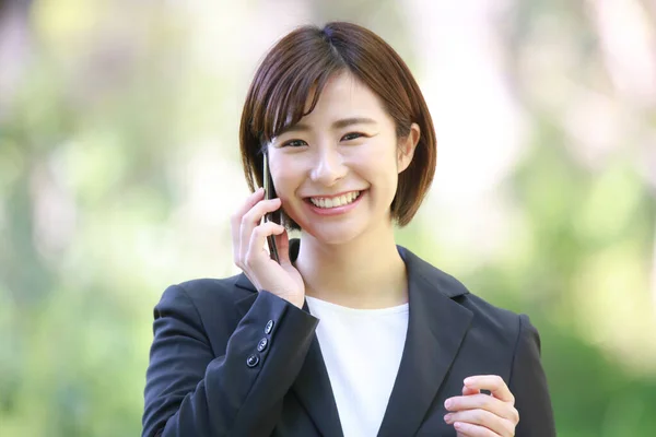 Vacker Asiatisk Affärskvinna Med Smartphone Parken — Stockfoto