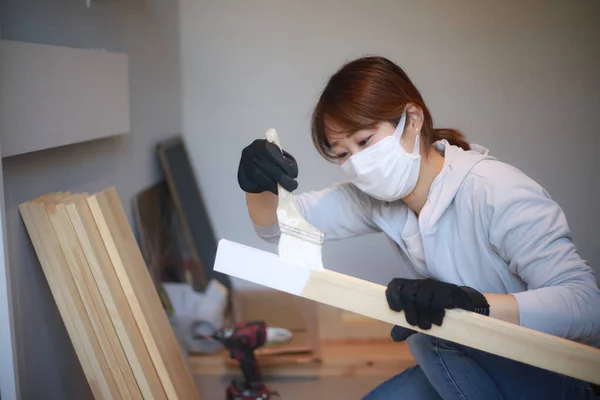 漂亮的日本女人打扫和修理房子 — 图库照片