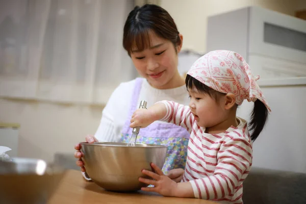 Belle Asiatique Mère Cuisine Avec Petite Fille Sur Cuisine — Photo