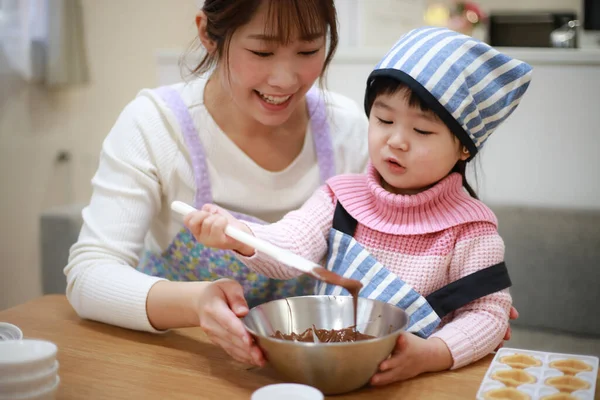 Malá Dívka Vaření Svou Matkou Kuchyni — Stock fotografie