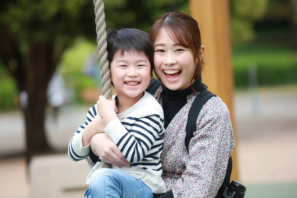 遊び場で幸せなアジアの家族の肖像画 — ストック写真
