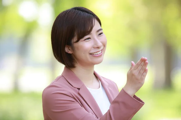 Junge Asiatische Geschäftsfrau Zeigt Mit Hand Park — Stockfoto