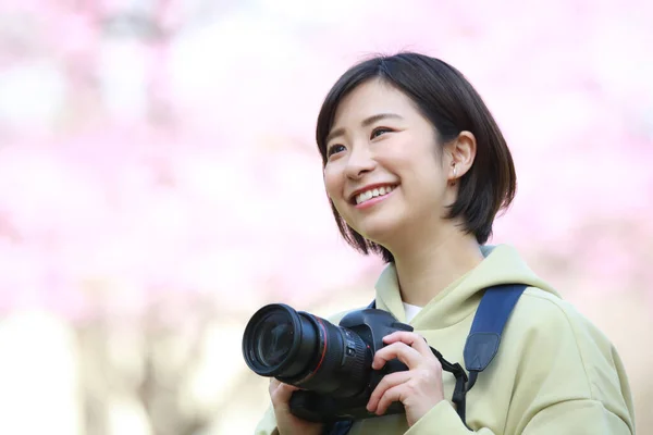 Piękna Kobieta Aparatem Fotograficznym Robiącym Zdjęcia Parku — Zdjęcie stockowe