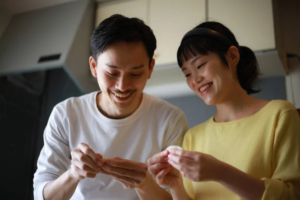 Young Couple Cooking Kitchen Home — Stock Photo, Image