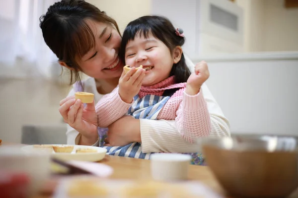 Menina Cozinhar Com Sua Mãe Cozinha — Fotografia de Stock