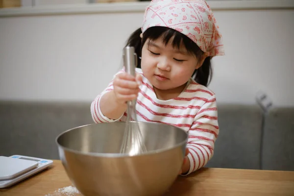 Belle Asiatique Mère Cuisine Avec Petite Fille Sur Cuisine — Photo