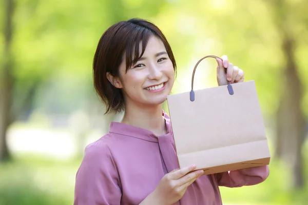 Young Asian Businesswoman Showing Paper Bag Park — Stock Photo, Image