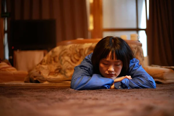 Una Donna Che Dorme Kotatsu — Foto Stock