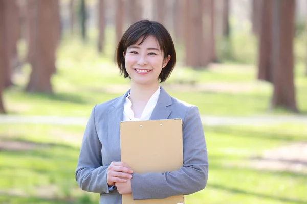 Beautiful Asian Businesswoman Posing Park — Stock Photo, Image