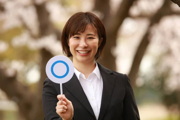 Porträt Einer Asiatischen Geschäftsfrau Park Mit Schilderkreis — Stockfoto