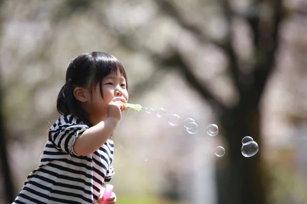 Маленькая Девочка Пускающая Мыльные Пузыри Парке — стоковое фото