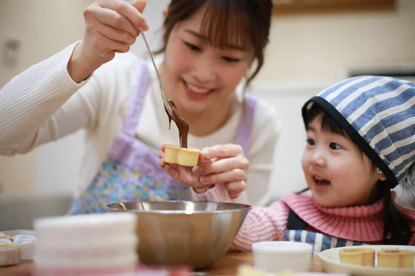 Petite Fille Cuisine Avec Mère Dans Cuisine — Photo