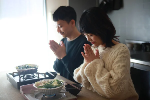 Imagen Una Pareja Comiendo Una Olla Caliente —  Fotos de Stock