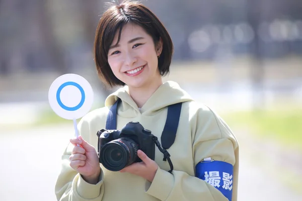 Eine Frau Mit Einer Spiegelreflexkamera Und Einem Tag — Stockfoto