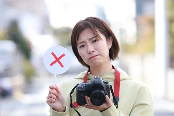 Eine Frau Mit Einer Spiegelreflexkamera Und Einem Tag — Stockfoto