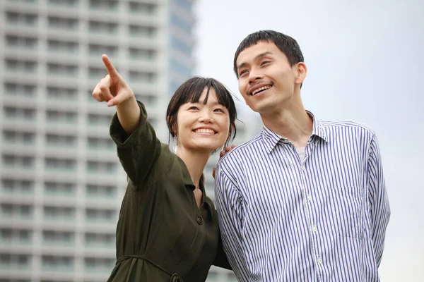 Feliz Pareja Asiática Eligiendo Nuevo Apartamento — Foto de Stock