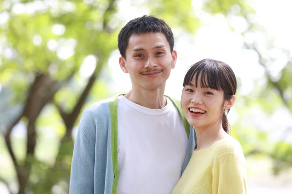 屋外でポーズをとる2人の若いアジアのカップルの肖像 — ストック写真