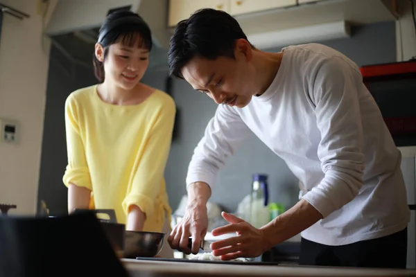 Genç Bir Çift Evdeki Mutfakta Yemek Pişiriyor — Stok fotoğraf