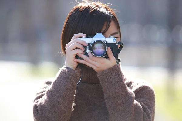 Afbeelding Van Een Vrouw Die Een Foto Neemt — Stockfoto