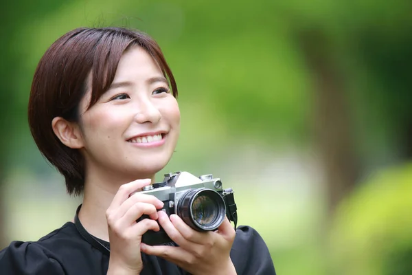 Porträt Einer Asiatischen Frau Fotografiert Park — Stockfoto