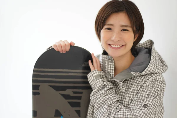 Beyaz Arka Planda Snowboard Tutan Sevimli Japon Kadın Portresi — Stok fotoğraf