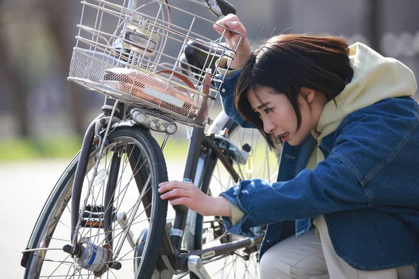 Mulher Com Uma Bicicleta Quebrada — Fotografia de Stock