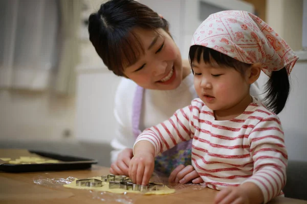 Menina Cozinhar Biscoitos Com Sua Mãe Cozinha — Fotografia de Stock