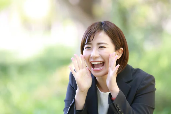 Bella Asiatica Donna Affari Gridando Nel Parco — Foto Stock