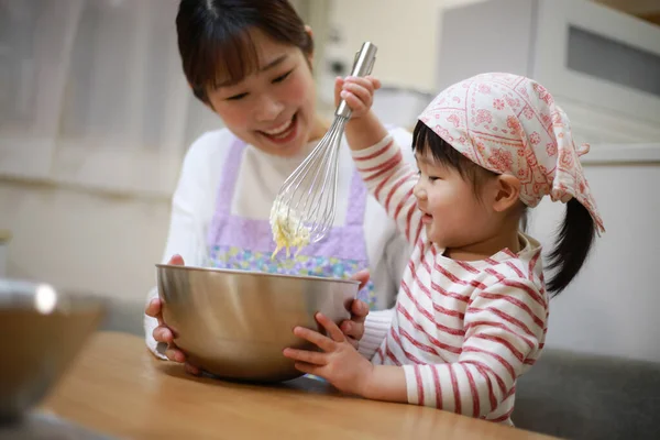 Krásná Asijská Matka Vaření Svou Dcerou Kuchyni — Stock fotografie