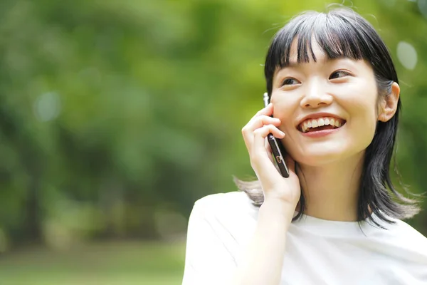 Jeune Femme Parlant Téléphone Extérieur — Photo