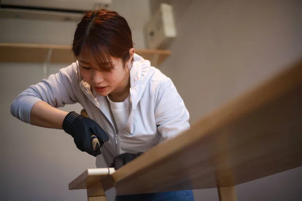 修理房子的年轻亚洲女木匠 — 图库照片