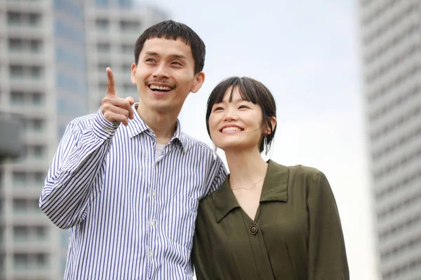 Feliz Pareja Asiática Eligiendo Nuevo Apartamento — Foto de Stock