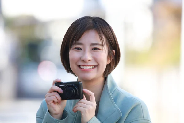 Porträt Einer Jungen Schönen Asiatischen Frau Mit Digitalkamera Auf Der — Stockfoto