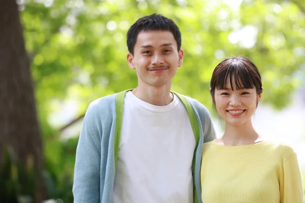 屋外でポーズをとる2人の若いアジアのカップルの肖像 — ストック写真