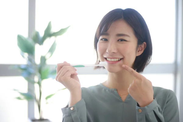 Retrato Una Joven Hermosa Mujer Asiática Sonriendo Cepillándose Los Dientes — Foto de Stock