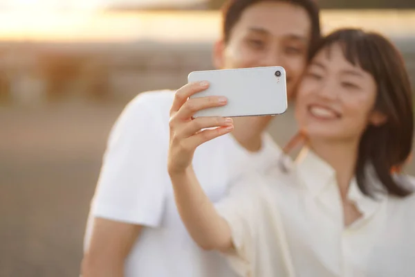 Süß Asiatisch Pärchen Taking Selfie Während Sunset — Stockfoto