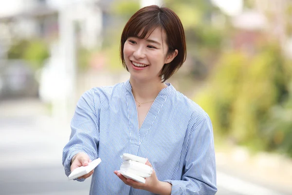 Imagen Una Mujer Repartiendo Tejido — Foto de Stock