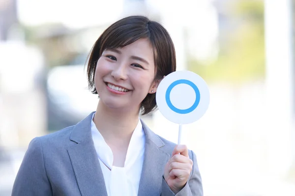 Schöne Asiatische Geschäftsfrau Mit Schild Park — Stockfoto