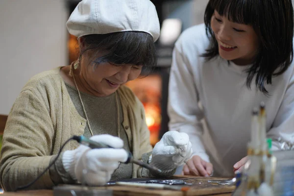 Donne Asiatiche Che Utilizzano Saldatore Creare Una Bella Decorazione — Foto Stock