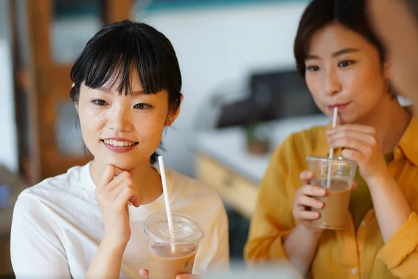 Glada Asiatiska Kvinnor Dricker Färskt Kaffe Morgonen — Stockfoto