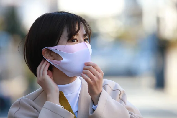 Retrato Una Joven Mujer Asiática Con Máscaras Protectoras Calle —  Fotos de Stock