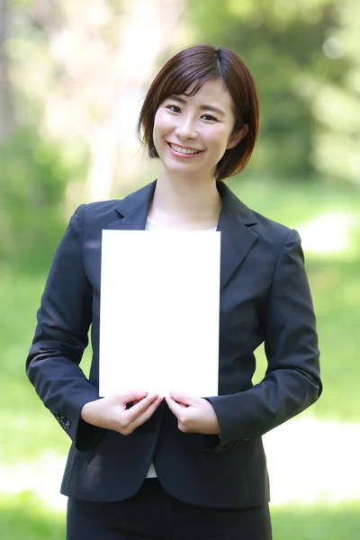Porträtt Ung Asiatisk Affärskvinna Med Ett Blankt Vitt Papper — Stockfoto