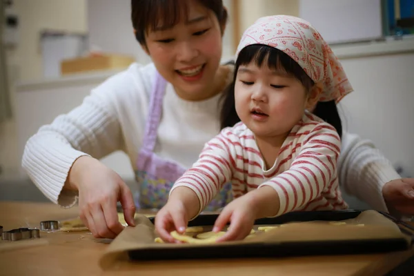 Petite Fille Cuisine Des Biscuits Avec Mère Dans Cuisine — Photo